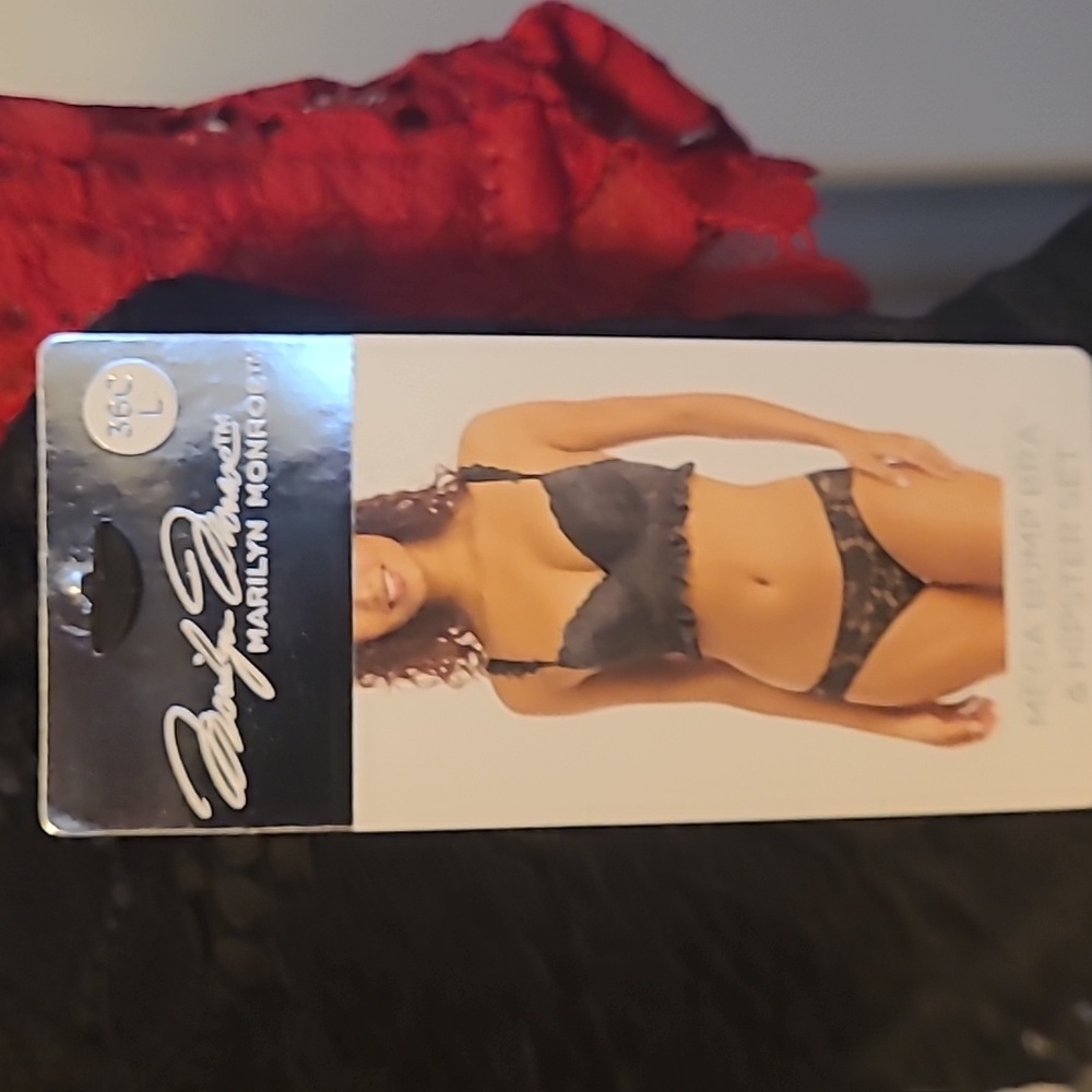 Marilyn Monroe Black and Red Lace Bra & Panty 4pc Set - 36C/Large